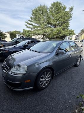 Gray 2010 Volkswagen Jetta SE