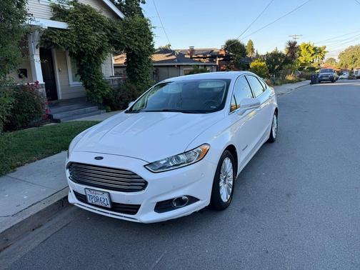 White 2015 Ford Fusion Hybrid SE
