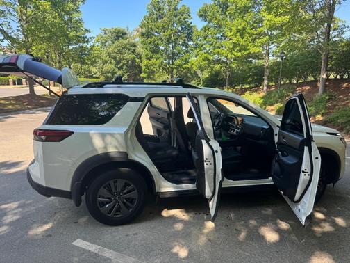 White 2022 Nissan Pathfinder SV