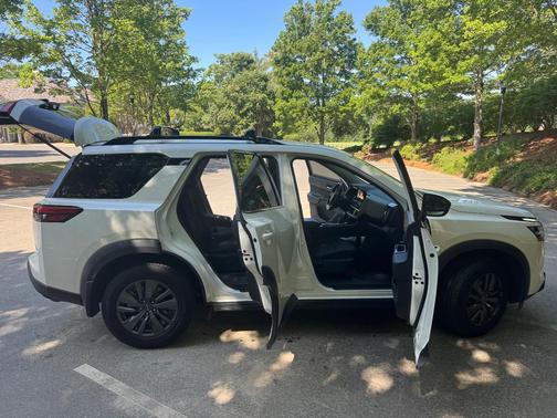 White 2022 Nissan Pathfinder SV