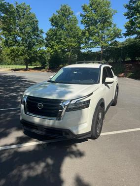 White 2022 Nissan Pathfinder SV
