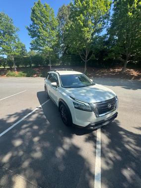 White 2022 Nissan Pathfinder SV