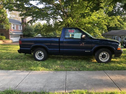 Photo 1 of 7 of 2002 Chevrolet S-10 Base