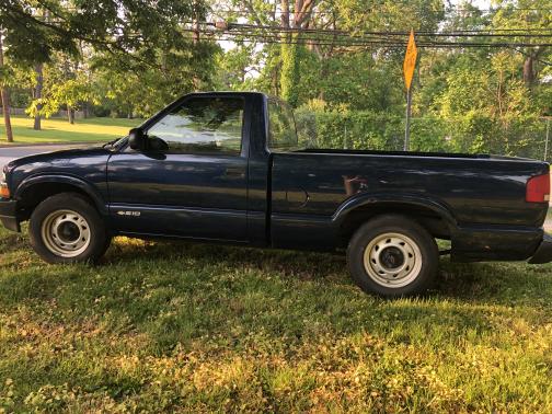 Photo 2 of 7 of 2002 Chevrolet S-10 Base