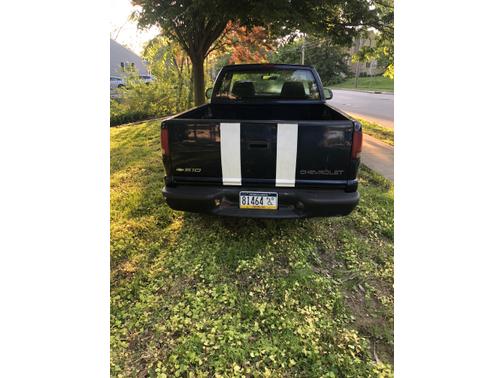 Photo 3 of 7 of 2002 Chevrolet S-10 Base