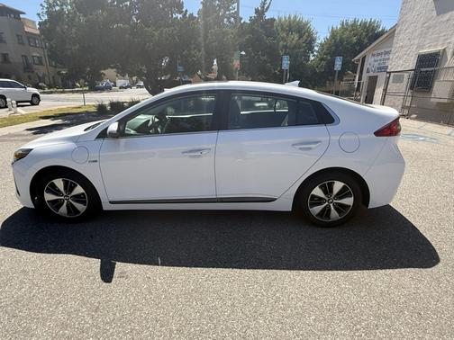 White 2018 Hyundai IONIQ Plug-In Hybrid Limited