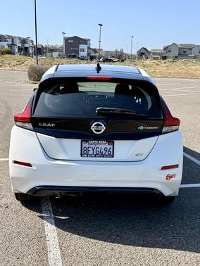 White 2018 Nissan Leaf SV