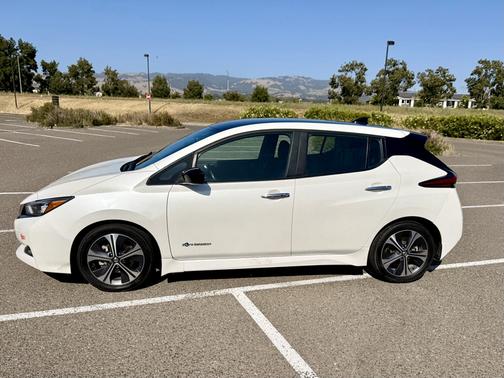 White 2018 Nissan Leaf SV