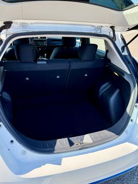 White 2018 Nissan Leaf SV