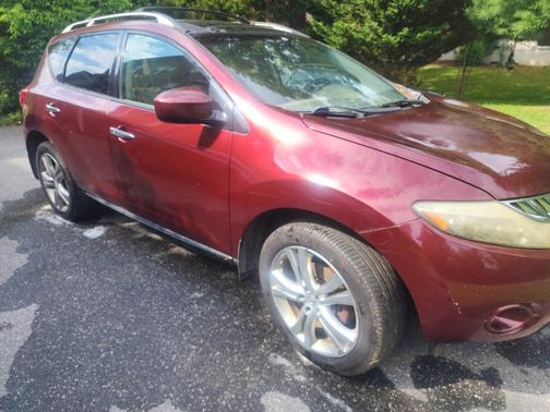Red 2009 Nissan Murano LE