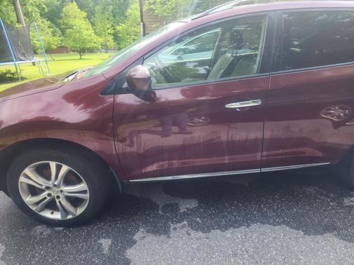 Red 2009 Nissan Murano LE
