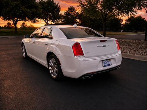 White 2015 Chrysler 300C Platinum