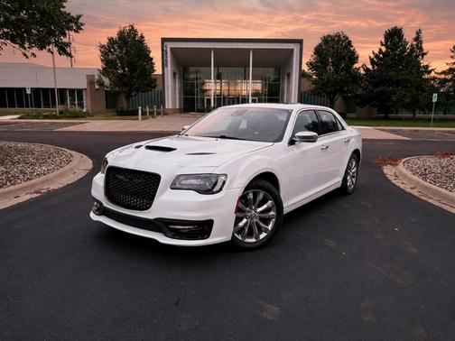 White 2015 Chrysler 300C Platinum