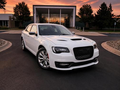 White 2015 Chrysler 300C Platinum