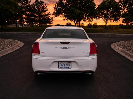 White 2015 Chrysler 300C Platinum