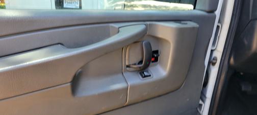 White 2010 GMC Savana 3500 Base