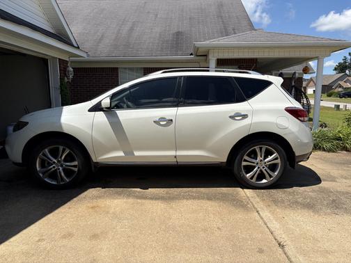 White 2011 Nissan Murano LE