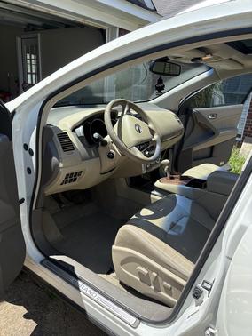 White 2011 Nissan Murano LE