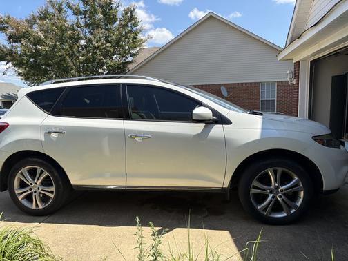 White 2011 Nissan Murano LE