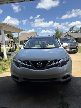 White 2011 Nissan Murano LE