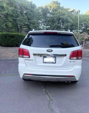 White 2011 Kia Sorento SX