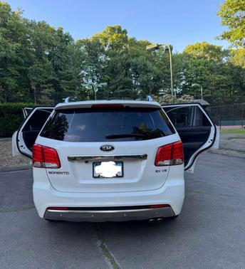 White 2011 Kia Sorento SX
