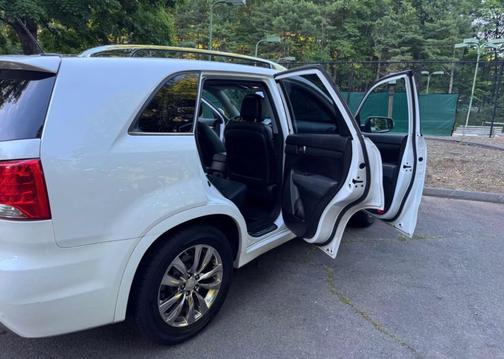White 2011 Kia Sorento SX