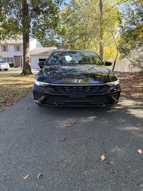 Black 2025 Hyundai ELANTRA SE