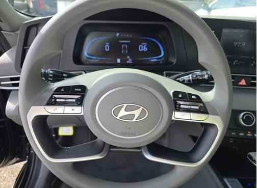 Black 2025 Hyundai ELANTRA SE