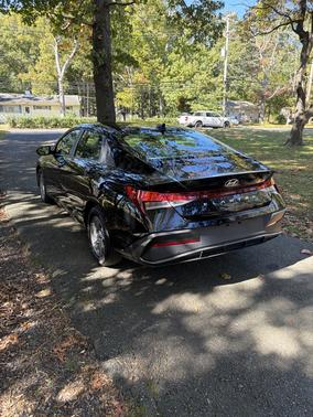 Black 2025 Hyundai ELANTRA SE