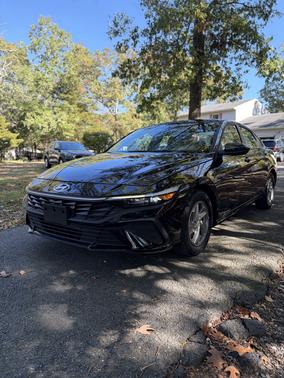 Black 2025 Hyundai ELANTRA SE