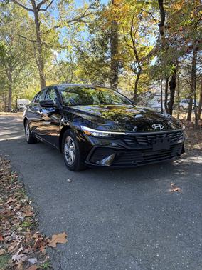 Black 2025 Hyundai ELANTRA SE