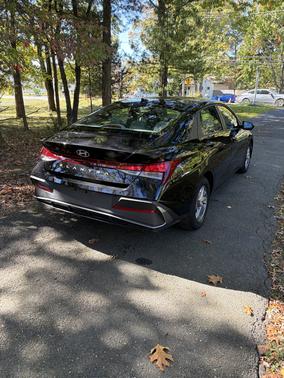 Black 2025 Hyundai ELANTRA SE