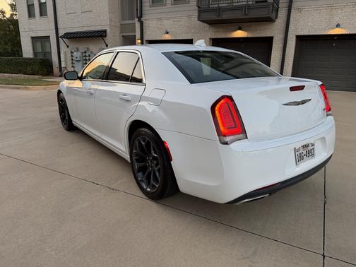 White 2019 Chrysler 300 Touring