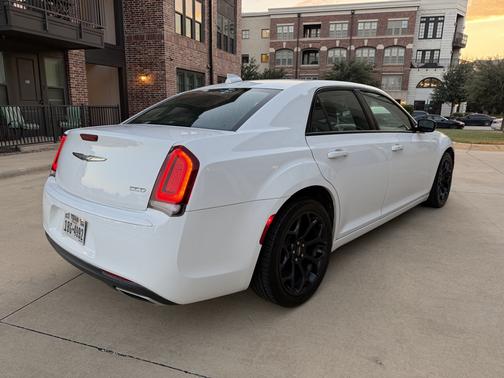 White 2019 Chrysler 300 Touring