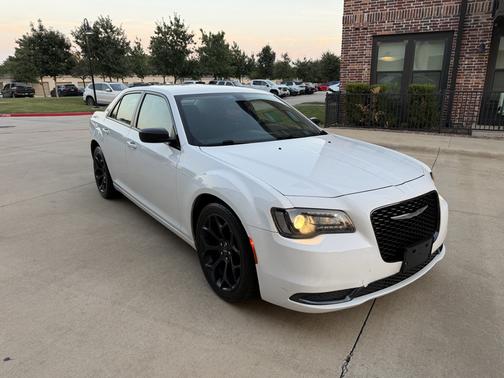 White 2019 Chrysler 300 Touring