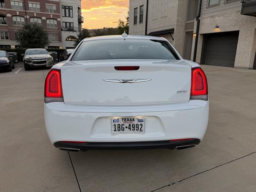 White 2019 Chrysler 300 Touring