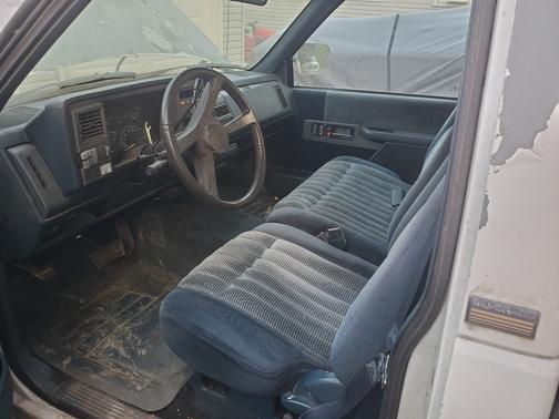 White 1994 Chevrolet 2500 Cheyenne