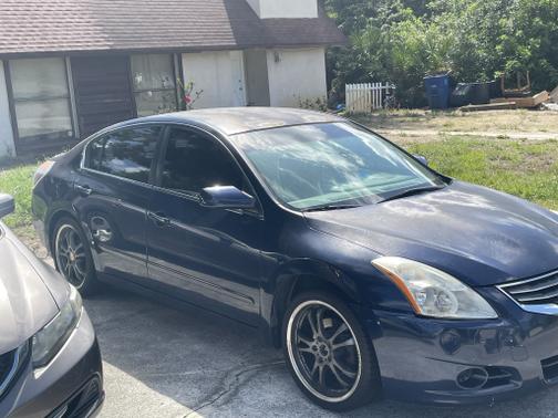 Photo 2 of 7 of 2011 Nissan Altima 2.5 S
