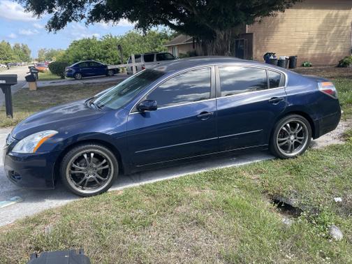 Photo 3 of 7 of 2011 Nissan Altima 2.5 S
