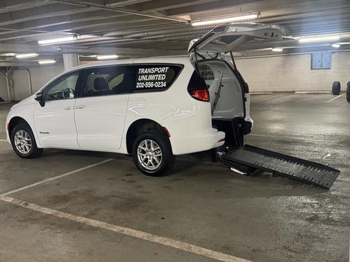 2022 Chrysler Voyager LX