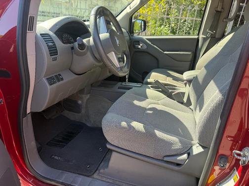 Red 2018 Nissan Frontier SV