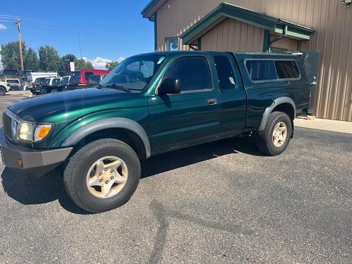 Green 2004 Toyota Tacoma Xtracab