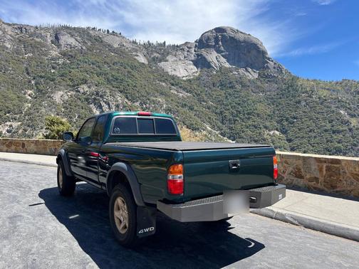 Green 2004 Toyota Tacoma Xtracab