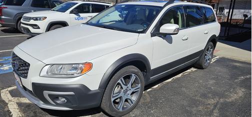 White 2015 Volvo XC70 T6