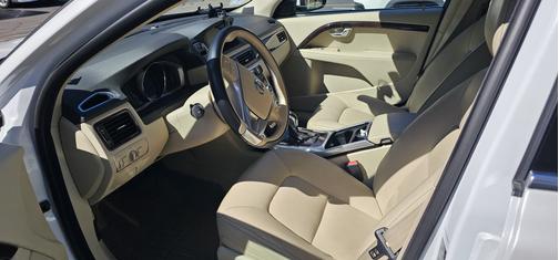 White 2015 Volvo XC70 T6