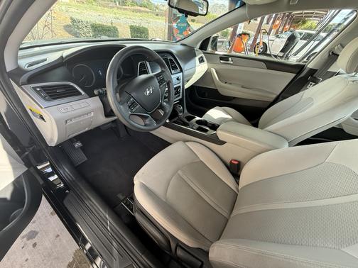 Black 2017 Hyundai SONATA SE