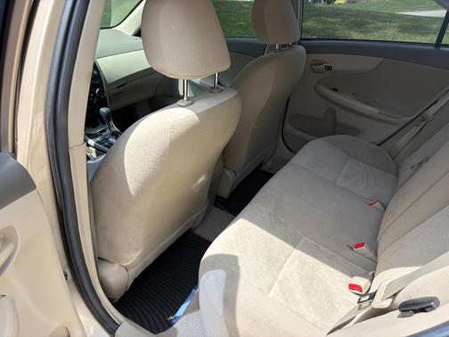 Beige 2009 Toyota Corolla LE