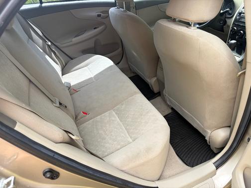 Beige 2009 Toyota Corolla LE
