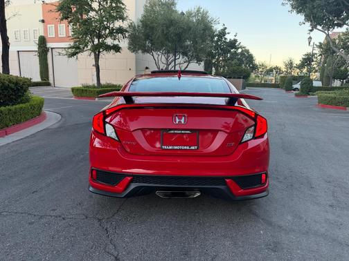 Red 2017 Honda Civic Si
